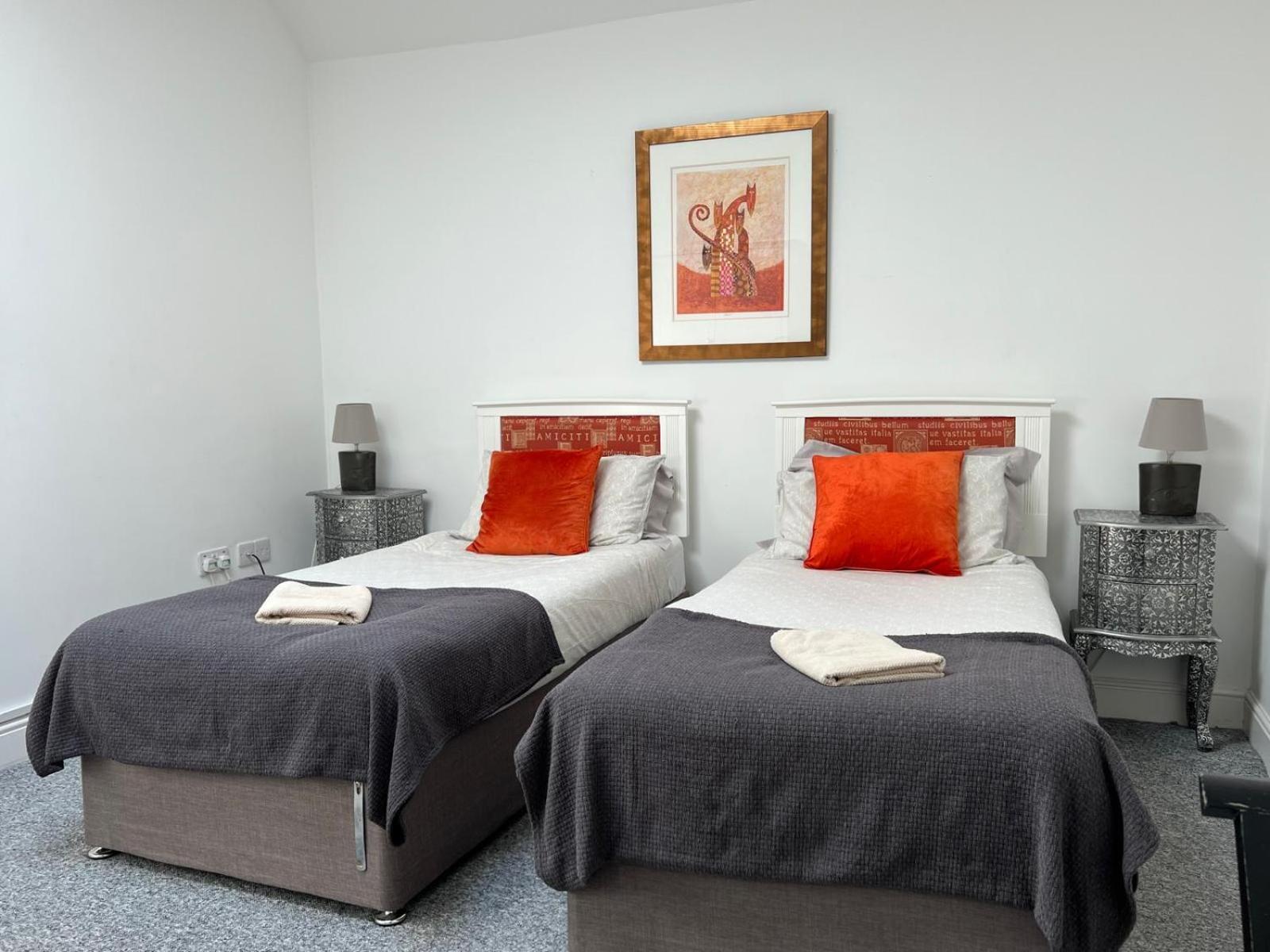 Premium Apartments Thatcham Broadway Экстерьер фото